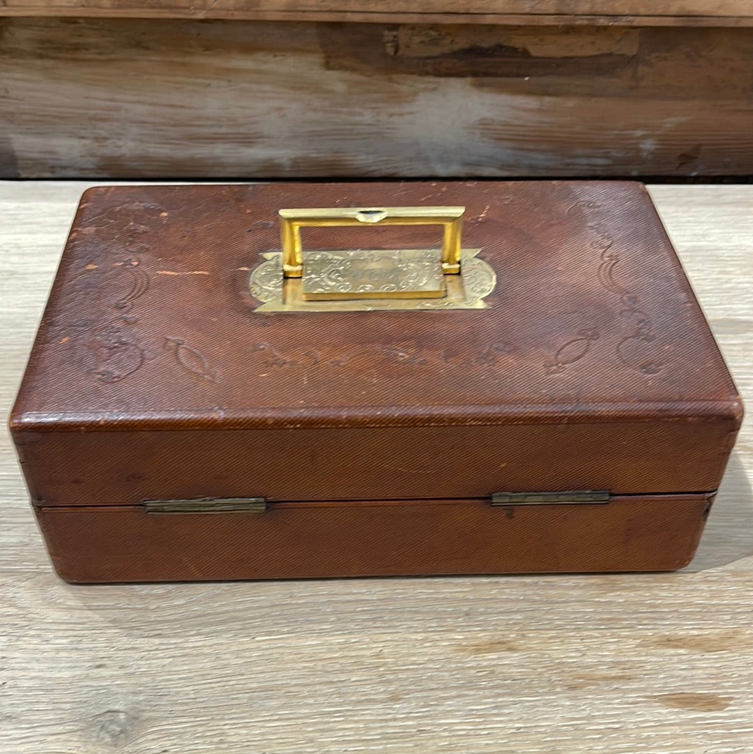 Gentleman Traveling Case with Bottles